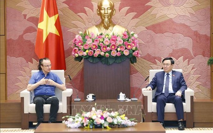 El presidente de la Asamblea Nacional de Vietnam, Vuong Dinh Hue (derecha), recibe a Milovan Stankov, fundador y director de tecnología de la compañía NG Biotech. (Fotografía: VNA)