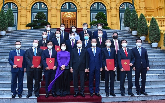 El presidente de Vietnam, Nguyen Xuan Phuc, y los recién designados embajadores y jefes de oficinas de representación del país en el extranjero. (Fotografía: baoquocte.vn)