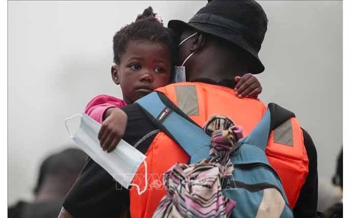 Los migrantes que llevan niños pequeños son transportados desde el poblado de Bajo Chiquito a una estación receptora en Lajas Blancas, provincia de Darién, Panamá, el 31 de agosto de 2021. (Fotografía: AFP/VNA) 