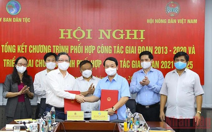 El Comité de Asuntos Étnicos y la Asociación de Agricultores de Vietnam firman el programa de cooperación para el período 2021-2025. (Fotografía: Nhan Dan)