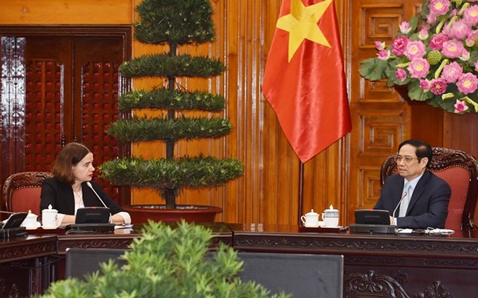 El primer ministro de Vietnam, Pham Minh Chinh, recibe a la embajadora australiana en Hanói, Robyn Mudie. (Fotografía: Nhan Dan)