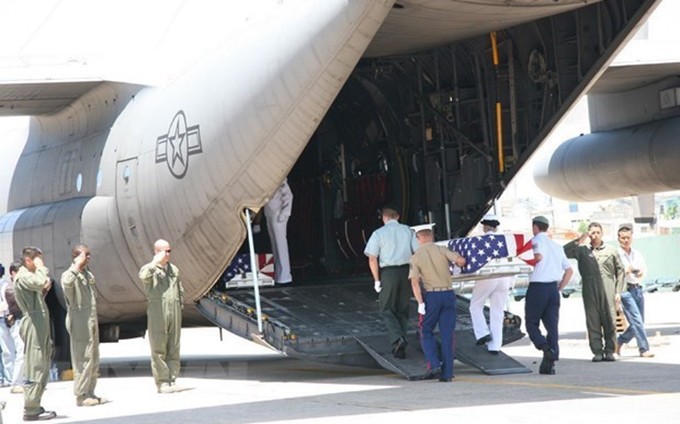 Vietnam entrega a Estados Unidos restos de soldados desaparecidos durante la guerra. (Fotografía: VNA)
