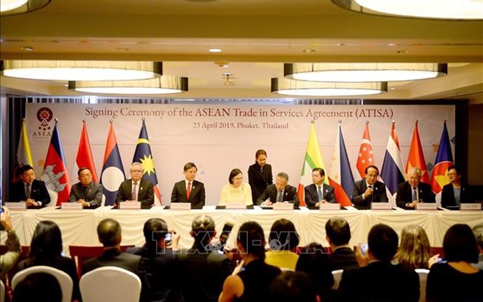 Los ministros de Economía de la Asean rubrican oficialmente el Acuerdo de Comercio de Servicios de la Asean en 2019. (Fotografía: VNA)