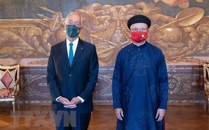 El presidente de Portugal, Marcelo Rebelo de Sousa, y el nuevo embajador de Hanoi en París y concurrente en Lisboa, Dinh Toan Thang. (Fotografía: VNA)