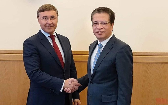 El embajador de Vietnam en Rusia, Dang Minh Khoi, y el ministro de Ciencia y Educación Superior del país euroasiático, Valery Falkov.