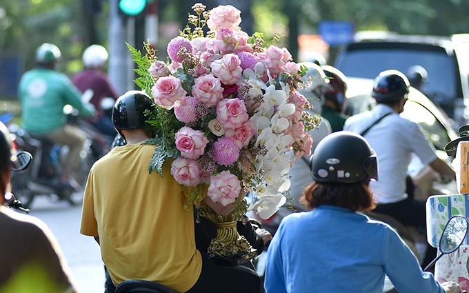 Las canastas de flores se entregan puntualmente para regalar a las mujeres en su día. (Fotografía: Nhan Dan)