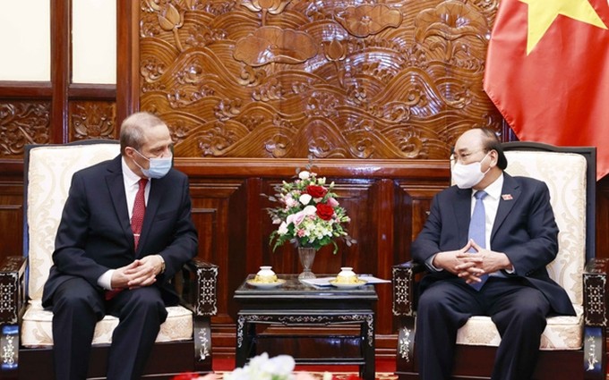 El presidente Nguyen Xuan Phuc y el embajador de Argelia en Hanói, Mohamed Berrah. (Fotografía: VNA)