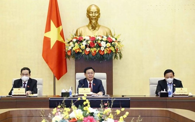 El presidente de la Asamblea Nacional de Vietnam, Vuong Dinh Hue, (en el centro) en la reunión de balance sobre los primeros seis días de trabajo del segundo período de sesiones parlamentarias. (Fotografía: VNA)