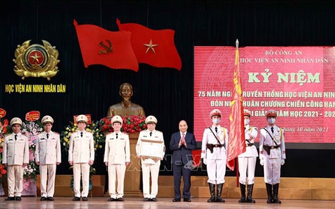 El presidente de Vietnam, Nguyen Xuan Phuc, otorga la Orden de Mérito de primera categoría a la Academia de Seguridad Popular. (Fotografía: VNA)