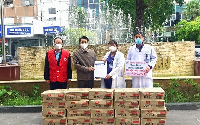 En el acto de entrega de la donación. (Fotografía: congthuong.vn)