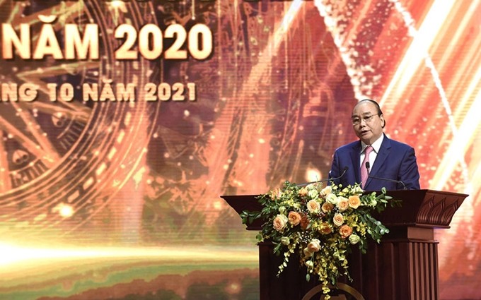 El presidente del país, Nguyen Xuan Phuc, interviene en la ceremonia de premiación.