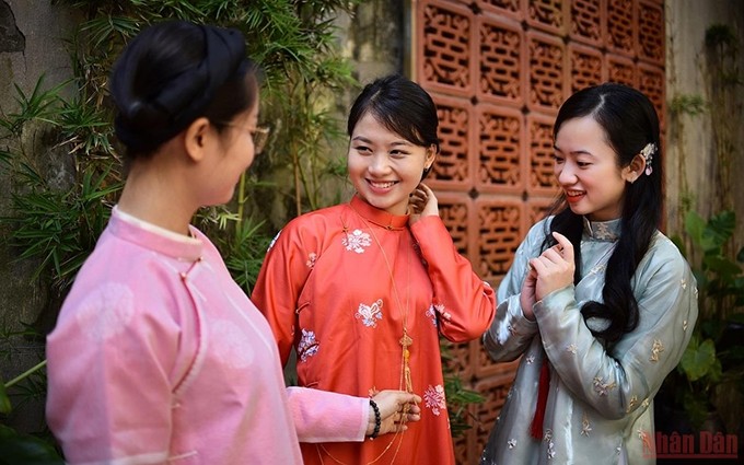 Ngu Than se está volviendo cada vez más conocido en la actualidad gracias a la aparición de asociaciones, grupos y páginas de moda como Dinh lang Viet, Dai Viet Co Phong y Viet Nam Co phuc hoi. Poco a poco, este traje tradicional está llamando la atención de los jóvenes amantes de la cultura vietnamita.