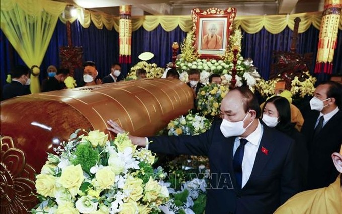 El presidente Nguyen Xuan Phuc rinde homenaje al difunto venerable. (Fotografía: VNA)