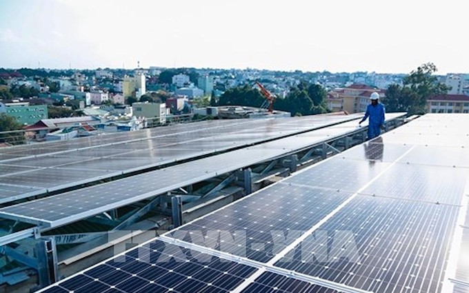 El grupo vietnamita HBC y la empresa SOI cooperan para desarrollar la energía solar en techos.  (Fotografía: VNA) 