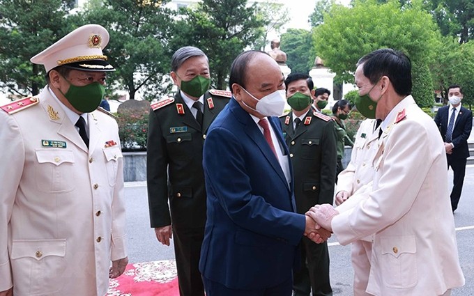 El presidente Nguyen Xuan Phuc y la Junta Directiva de la Academia.