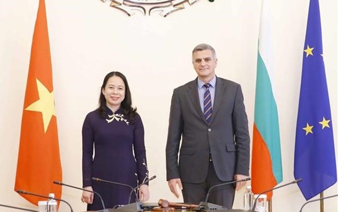La vicepresidenta de Vietnam, Vo Thi Anh Xuan (izquierda), y el primer ministro interino de Bulgaria, Stefan Yanev. (Fotografía: VNA)