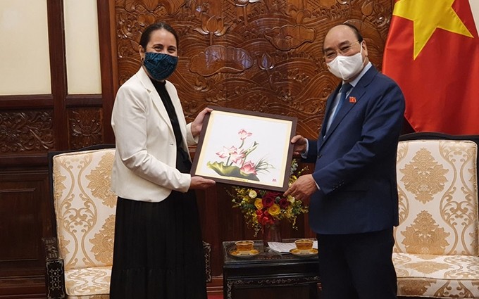 El presidente de Vietnam, Nguyen Xuan Phuc, recibe a la embajadora de Nueva Zelanda en Hanoi, Tredene Cherie Dobson. (Fotografía: hanoimoi.com.vn)