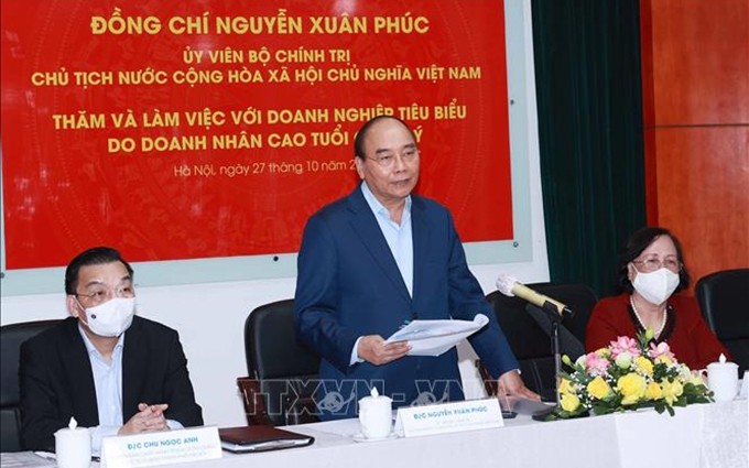El presidente de Vietnam, Nguyen Xuan Phuc (de pie), en una de las reuniones de hoy. (Fotografía: VNA)