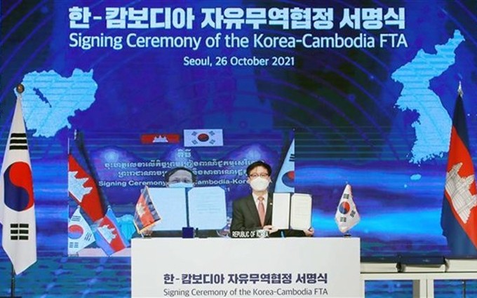 En la ceremonia de firma del TLC Corea del Sur-Camboya. (Fotografía: Yonhap/VNA)