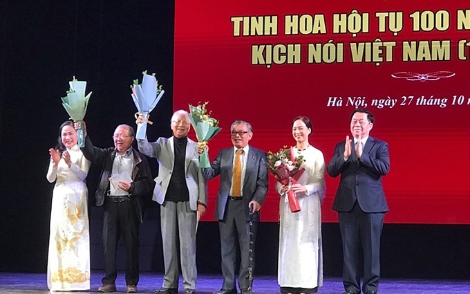Ministerio de Cultura, Deporte y Turismo honra a los artistas veteranos del Teatro de Vietnam.