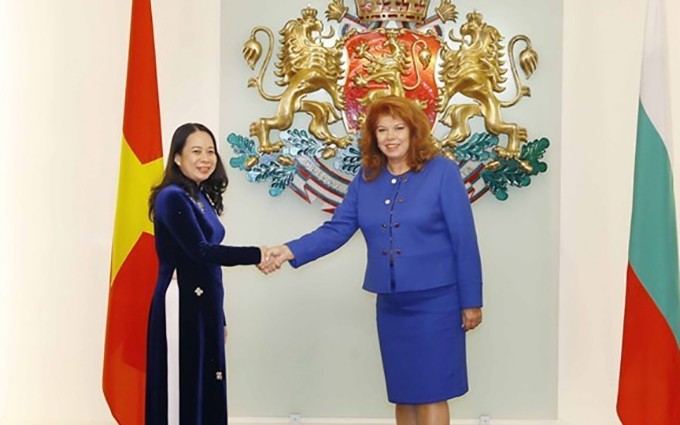La vicepresidenta de Vietnam, Vo Thi Anh Xuan, y su homóloga de Bulgaria, Iliana Iotova. (Fotografía: VNA)
