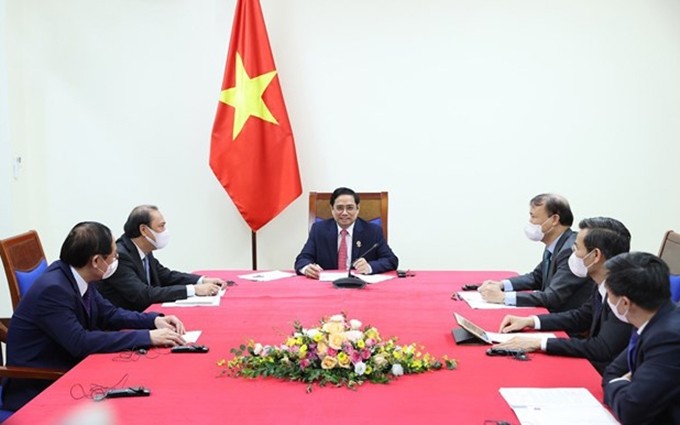 El primer ministro de Vietnam, Pham Minh Chinh, en la llamada telefónica con el presidente de Chile,Sebastián Piñera. (Fotografía: VNA)