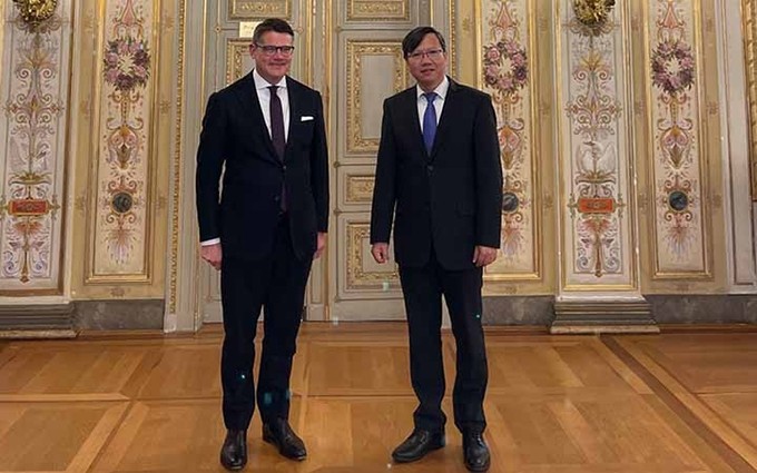 El cónsul general de Vietnam en la ciudad alemana de Frankfurt, Le Quang Long y el presidente de la Asamblea Nacional del estado de Hesse, Boris Rhine.  (Fotografía: baoquocte.vn)