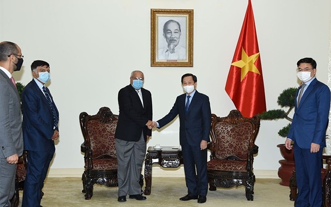 El viceprimer ministro, Le Minh Khai (D) recibe al ministro de Petróleo del país de Medio Oriente, Mohammad Abdullateef M A Alfares.