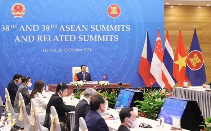 El primer ministro de Vietnam, Pham Minh Chinh, participa en la ceremonia de clausura de las Cumbres 38 y 39 de la Asean. (Fotografía: VNA)