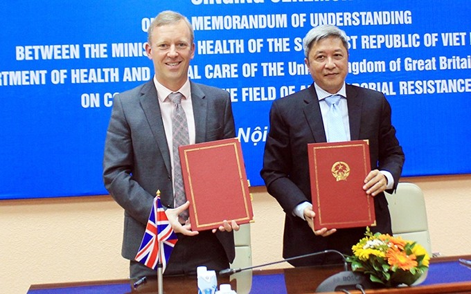 La rúbrica del memorando de entendimiento de cooperación en salud entre Vietnam y el Reino Unido.