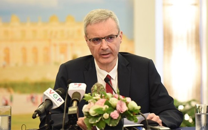 El embajador francés acreditado en Hanói, Nicolas Warnery, responde a las preguntas de la Agencia Vietnamita de Noticias. (Foto: VNA)