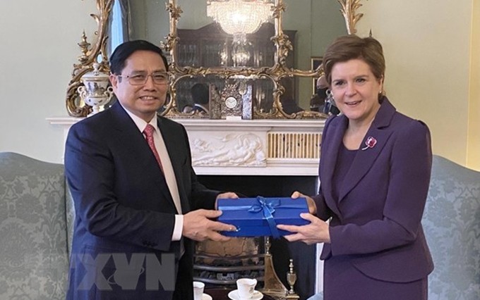 El primer ministro de Vietnam, Pham Minh Chinh, y la primera ministra escocesa, Nicola Sturgeon. (Fotografía: VNA)