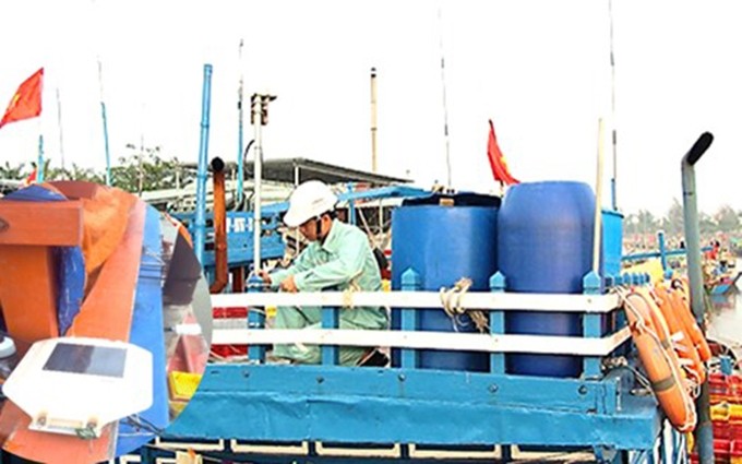 Pescadores de Tra Vinh instalan dispositivos de monitoreo. (Fotografía: baotravinh.vn)