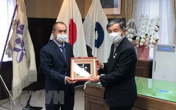 El gobernador de Wakayama, Nisaka Yoshinobu, se reúne con Nguyen Hong Ha, cónsul general de Hanói en Osaka. (Fotografía: VNA)