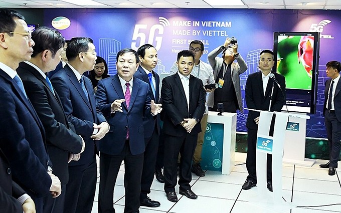 Representantes del Grupo Viettel presentan la tecnología 5G. (Fotografía: Quang Phuong)
