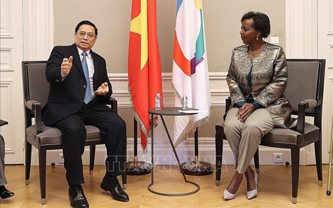 El primer ministro de Vietnam, Pham Minh Chinh, y la secretaria general de la Organización Internacional de la Francofonía (OIF), Louise Mushikiwabo. (Fotografía: VNA)