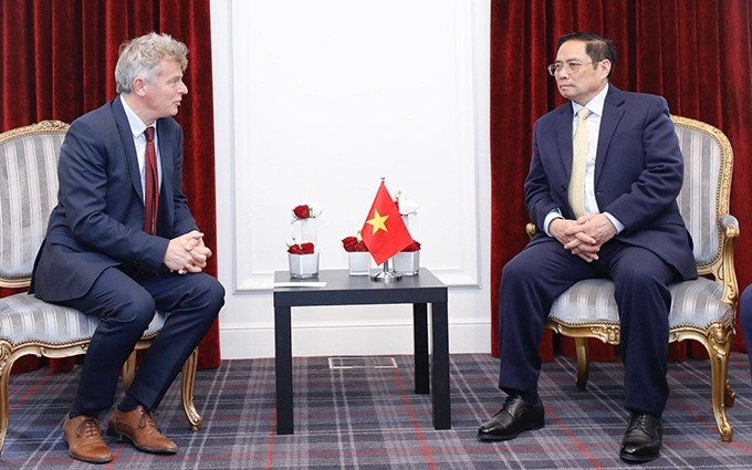 El primer ministro de Vietnam, Pham Minh Chinh (derecha), recibe al secretario nacional del Partido Comunista Francés, Fabien Roussel. (Fotografía: VNA)