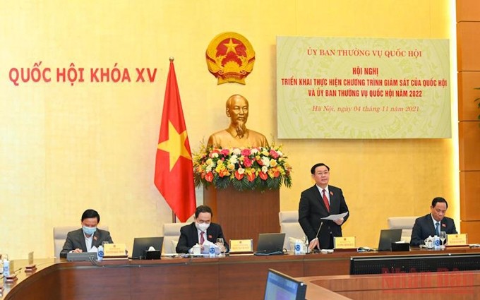 El presidente de la Asamblea Nacional de Vietnam, Vuong Dinh Hue (de pie), interviene en la reunión. (Fotografía: Nhan Dan)