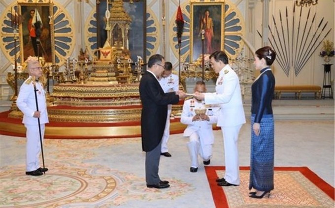 El nuevo embajador de Vietnam en Tailandia, Phan Chi Thanh, presenta las cartas credenciales al Rey de Tailandia, Maha Vajiralongkorn. (Fotografía: VNA)