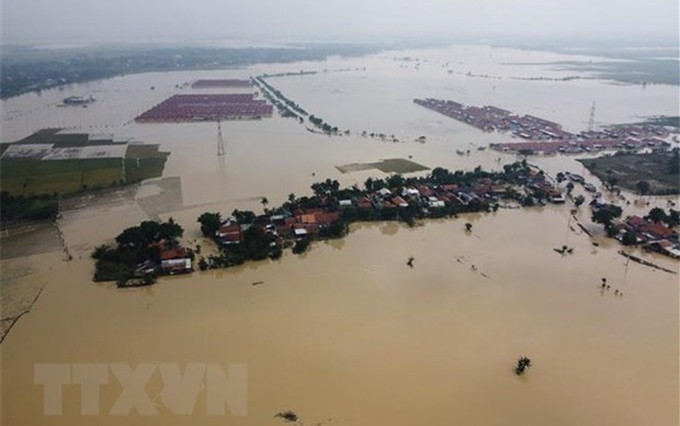 Inundaciones causadas por fuertes aguaceros en Indonesia (Foto: AFP/VNA)