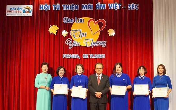El embajador vietnamita en la República Checa, Thai Xuan Dung (centro), presenta certificados de mérito a miembros destacados de la organización benéfica. (Fotografía: VNA)