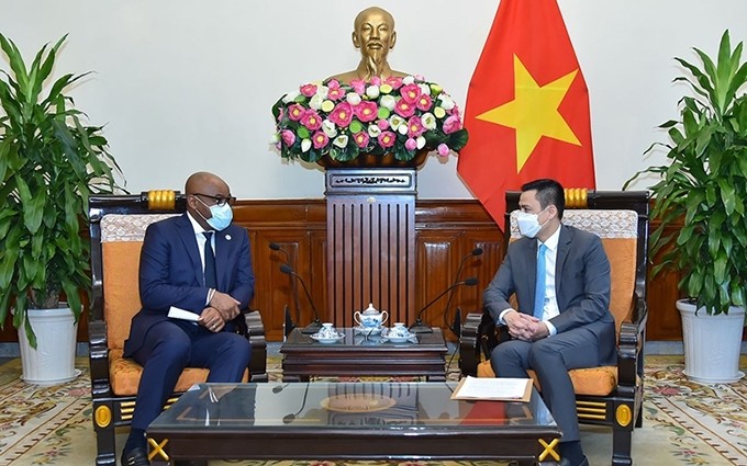 El viceministro de Relaciones Exteriores de Vietnam Dang Hoang recibe al representante jefe de la FAO, Rémi Nono Womdim. (Fotografía: dangcongsan.vn)