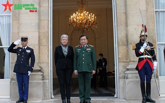El viceministro de Defensa vietnamita, coronel general Hoang Xuan Chien, y la Secretaria de Estado para el Ministerio francés de los Ejércitos, Geneviève Darrieussecq. (Fotografía: qdnd.vn)