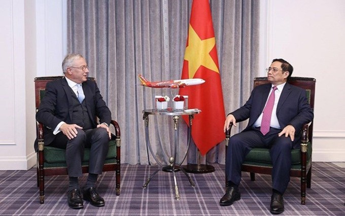 El primer ministro Pham Minh Chinh (derecha) recibe a Christian Scherer, director comercial y jefe internacional de Airbus. (Fotografía: VNA)