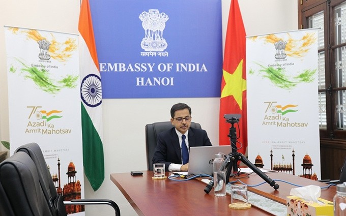 El embajador de la India en Hanói, Pranay Verma, habla en el evento. (Fotografía: thoidai.com.vn)