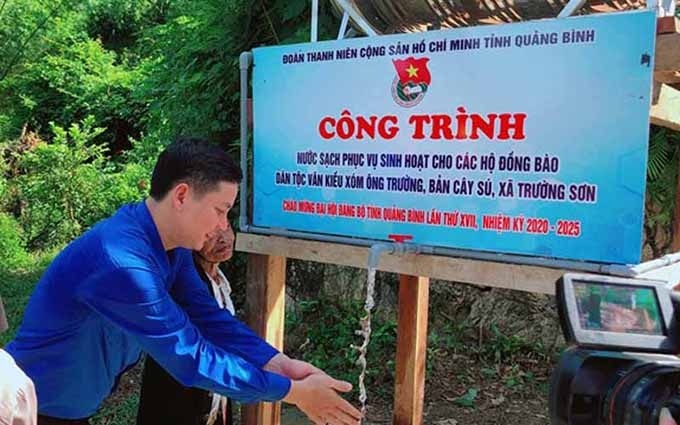 Proporcionar agua potable al grupo étnico Van Kieu residente en la comuna de Truong Son, distrito de Quang Ninh, provincia de Quang Binh. (Fotografía: Nhan Dan)
