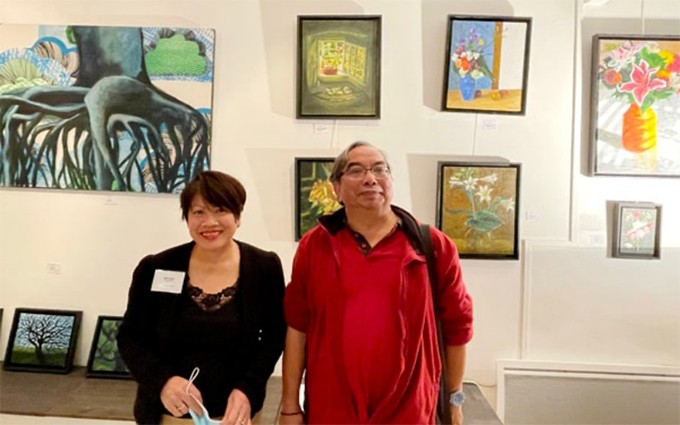 La pintora Duy Nga y su esposo en la exhibición.