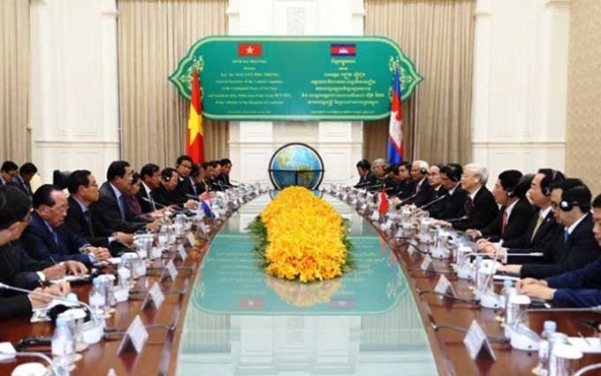 El secretario general del Partido Comunista y presidente de Vietnam, Nguyen Phu Trong se reúne con el primer ministro del Gobierno real de Camboya, Samdech Hun Sen (Fotografía: VNP)