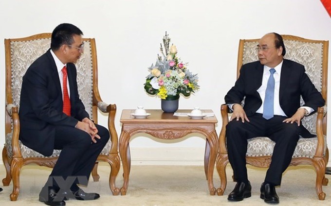 El primer ministro, Nguyen Xuan Phuc, recibe al presidente y director general de SCG, Roongrote Rangsiyopash. (Fotografía: VNP)