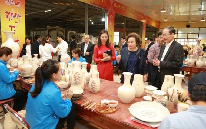 Presentan los productos de cerámica Chu Dau a amigos internacionales